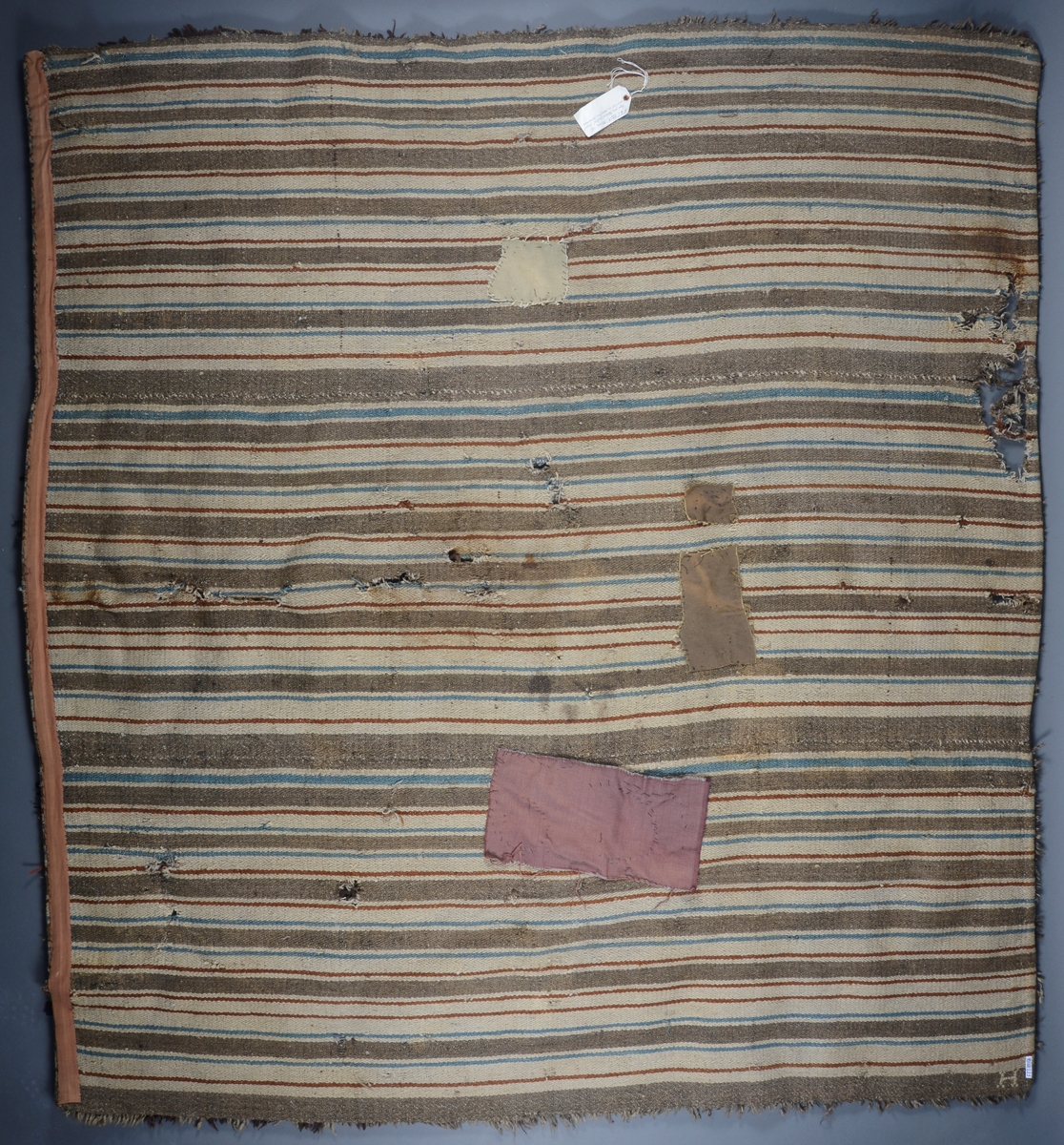 Ruter, striper og ensfarget på floss-siden (forsiden). Striper på den glatte siden (baksiden).