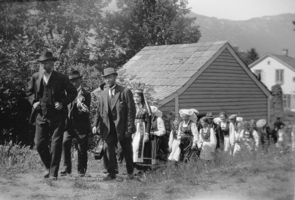 Filminnspeling til stumfilmen "Brudeferden i Hardanger" på Tokheim i 1924.
