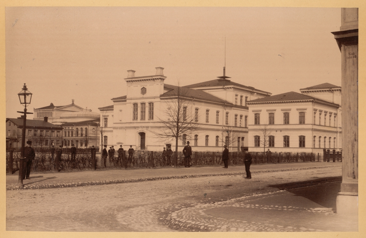 Nuvarande Vasaskolans, dåvarande Läroverkets byggnad (1873-1912) fotograferat från Slottsgatan i Gävle.
