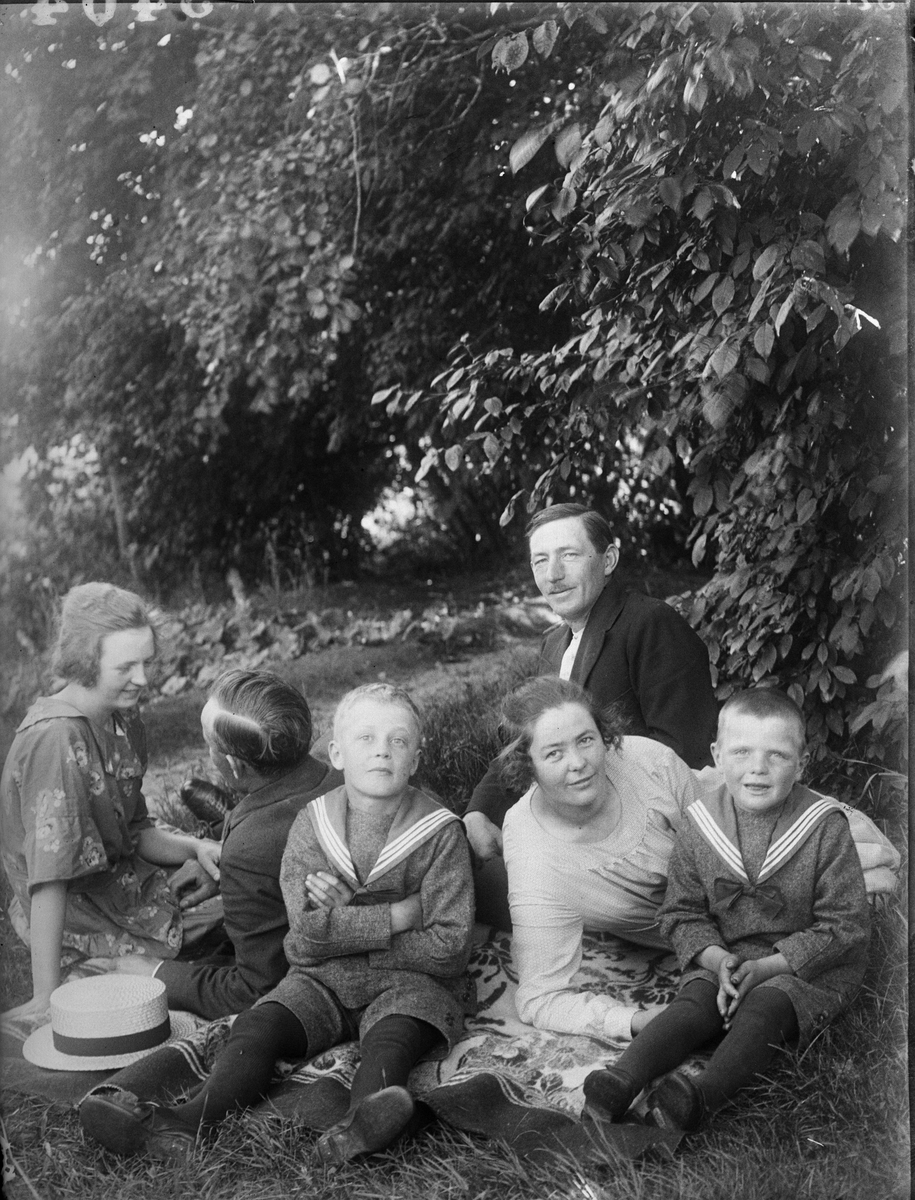 "Familjen Salgren och Klara Nilson, pojkarna sitter", Ådalen, Altuna socken, Uppland 1923