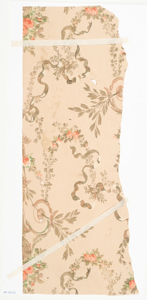 Tapet med mönster i Louis XVI-stil i form av rytmiskt upprepade vaser med rosenbuketter, omgivna av akantusvoluter, blomsterfestonger och bandrosetter med långa, slingrande bandändar. Tryck i nyanser av rosa och grönt, ljusbrunt och guldbrons på gulrosa botten.'