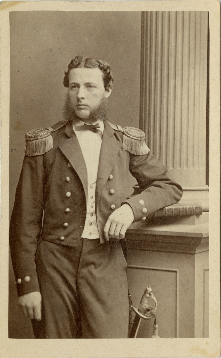 Porträtt av Lars Mauritz Törngren, officer vid Flottan.