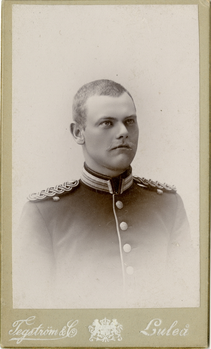 Porträtt av Karl Seth Johannes Öhrn, underlöjtnant vid Hälsinge regemente I 14.
Se även AMA.0009349.