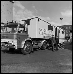 Utstillingsbil fra Løgstør i Danmark, ved kontorbygning.