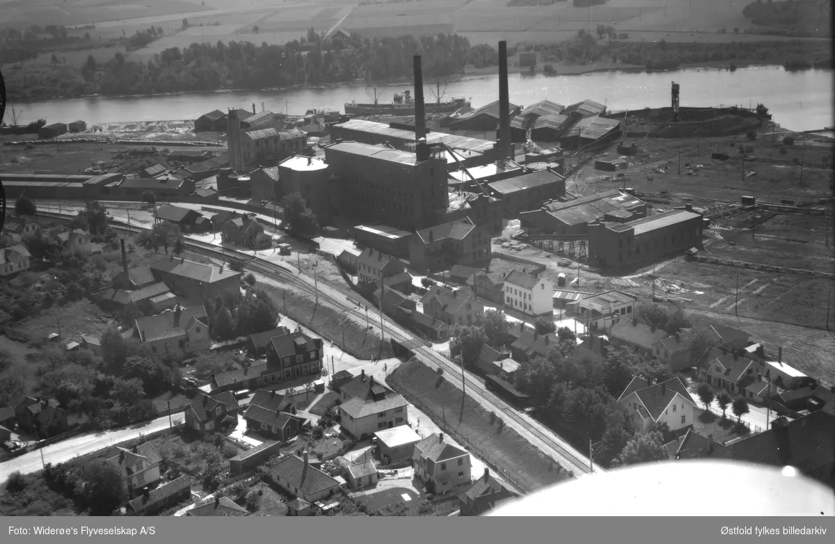 Greåker Cellulosefabrikk i Tune med Glomma i bakgrunnen.    
Jernbanespor og jernbaneundergangen på Greåker.