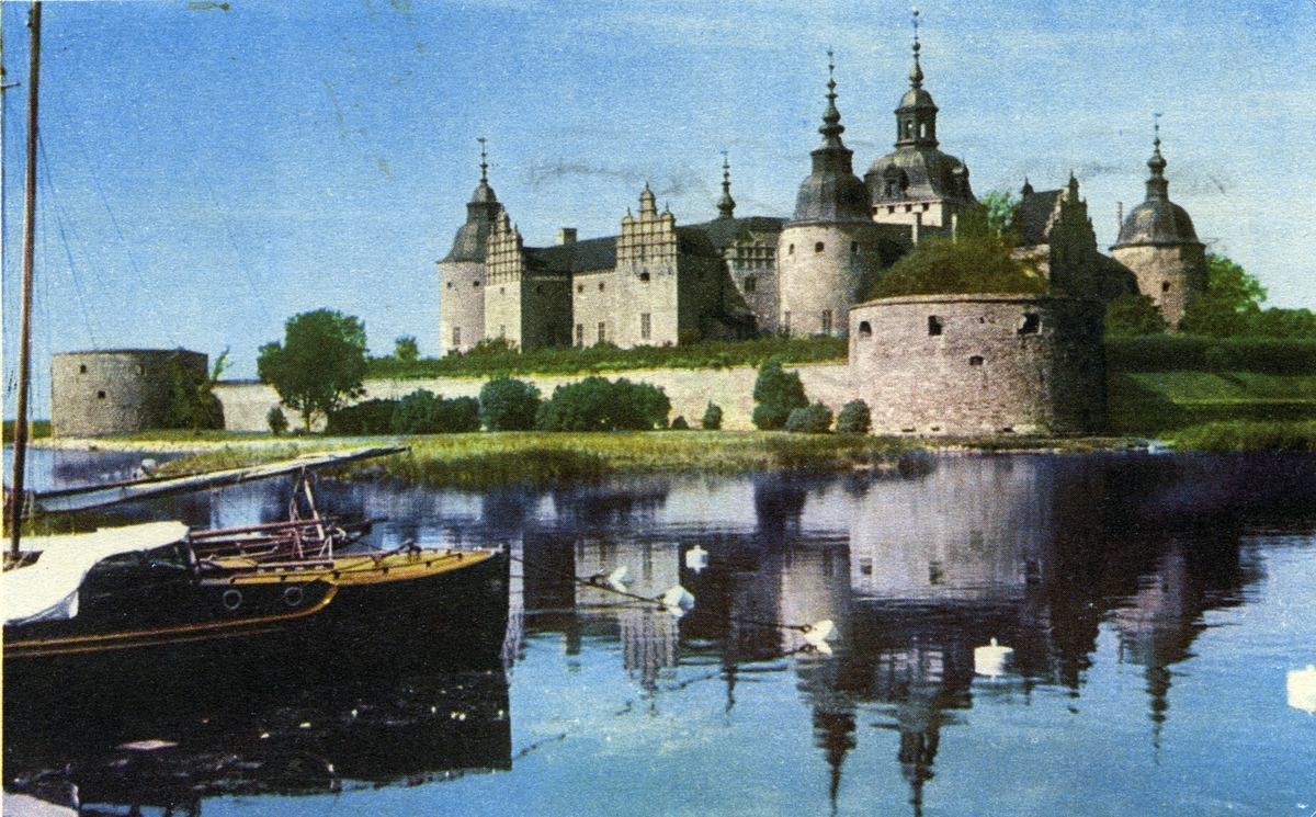Vykort med Kalmar slott och fritidsbåtar vid Slottsfjärden. Sommaren 2022 byggdes en filial till gästhamnen på denna plats.