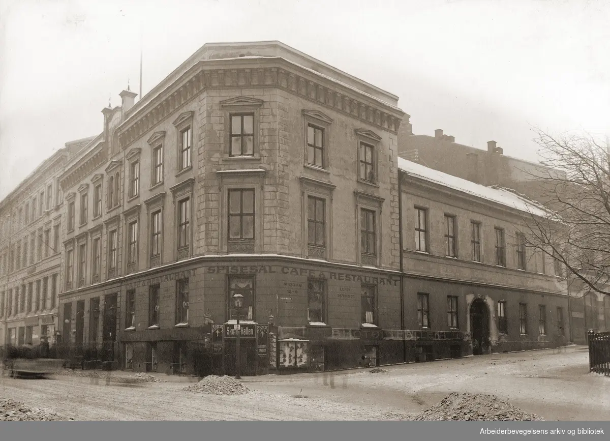 Oslo Arbeidersamfunn - Gamle Kristiania Arbeidersamfund i Torggata 14, med Vaskeribakken opp til høyre. 1914