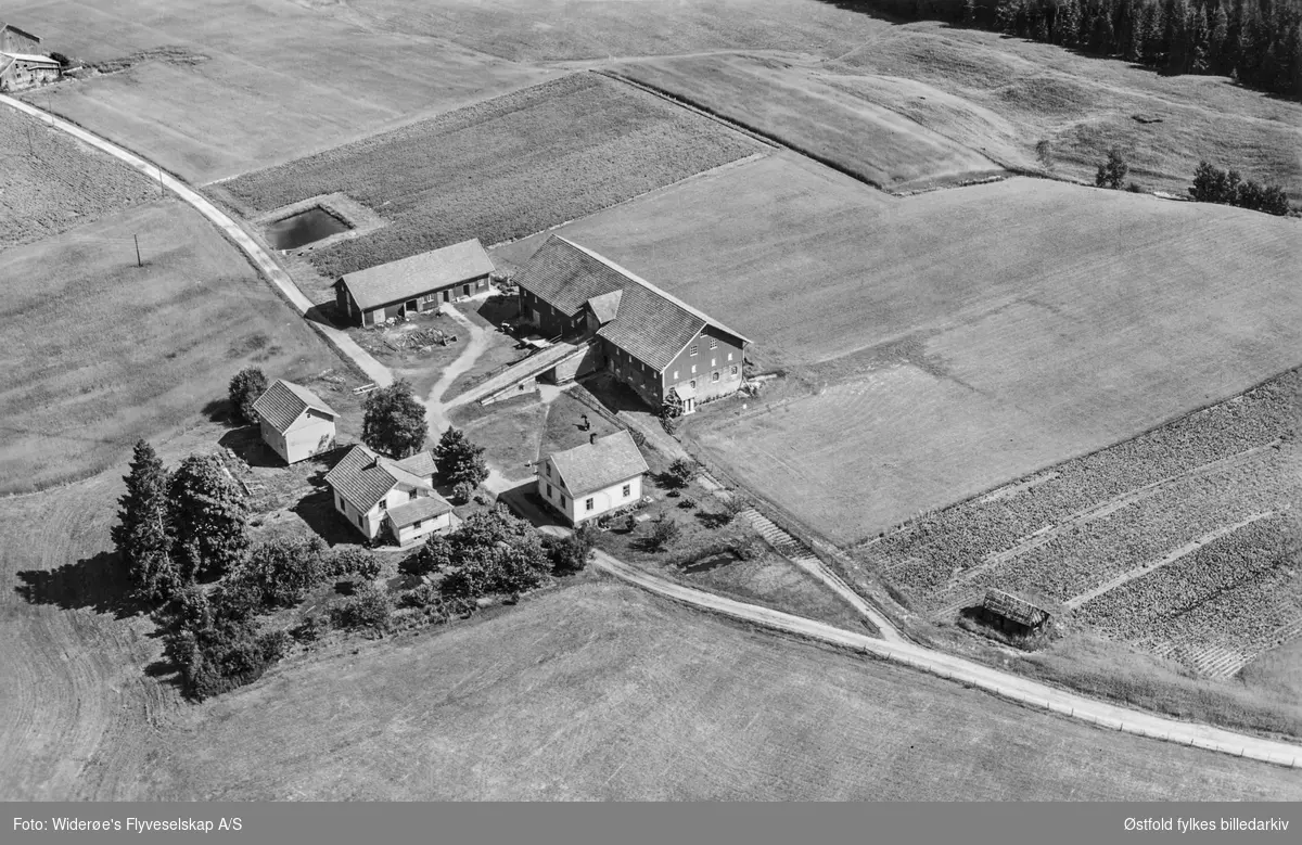 Gården Løkke i Eidsberg, flyfoto 4. august  1951.