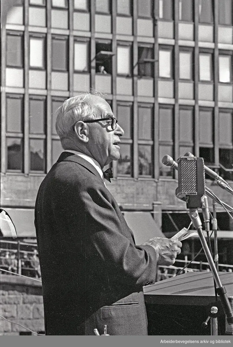 1. mai 1965, Arne Paasche Aasen taler på Youngstorget.