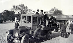 Gamle bilder. Foto: Johan B. Sæther. Renovationsarbeiderfore