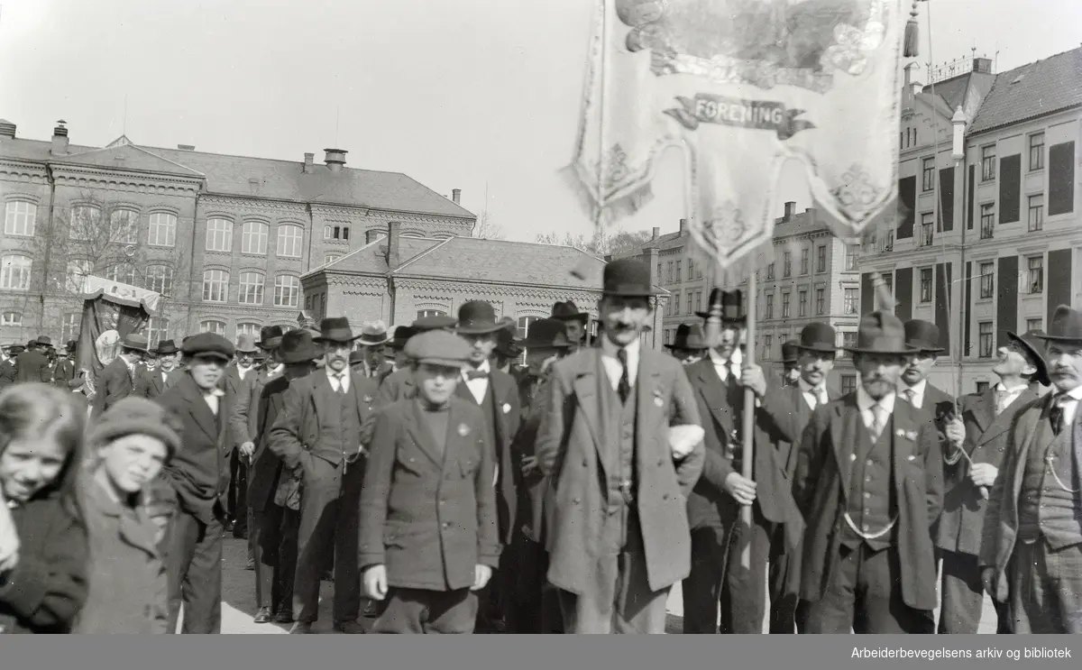 Gamle bilder. Foto: Johan B. Sæther. Utenfor Vahl skole.1920-årene.