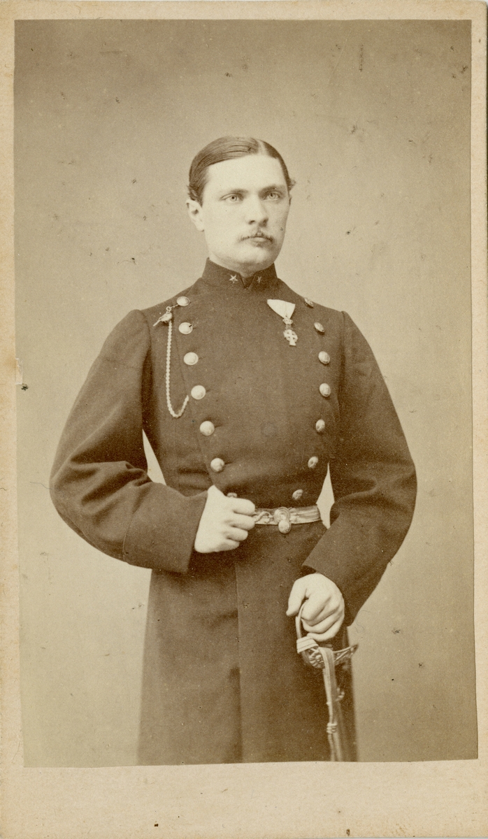 Porträtt av Knut Alfred Rudolf Fabian Örnsköld, löjtnant vid Jönköpings regemente I 12.
Se även AMA.0009352 och AMA.0021822.