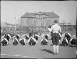 1. Mai 1932 på Dælenenga i Oslo. Barnelagene i Oslo fremføre