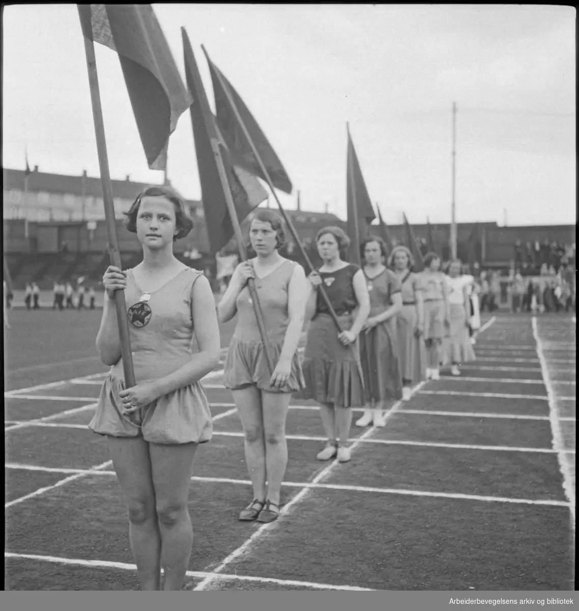 1. Mai 1932 på Dælenenga i Oslo. Kvinnelige idrettsutøvere danner flaggborg.
