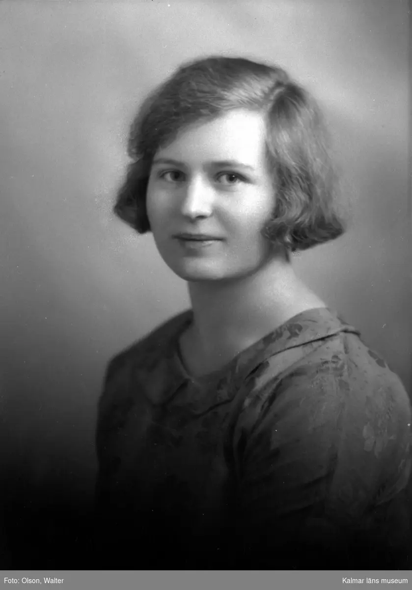 Ateljébild på en kvinna i blus. Enligt Walter Olsons journal är bilden beställd av fröken Agnes Johansson ifrån Haraldsmåla.