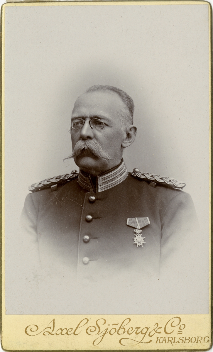Porträtt av Fredrik Kugelberg, officer vid Smålands grenadjärkår I 7.
Se även bild AMA.0007736, AMA.0007786, AMA.0007801 och AMA.0021800.