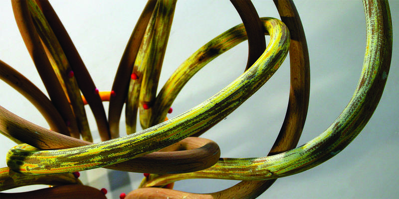 Elisabeth Engens "Thonetbukett" fra 2007 er komponert av stolrygger som er samlet i et knippe. Bildet viser en detalj av verket, der det varmebøyde treet snor seg i smale søyler inni hverandre.