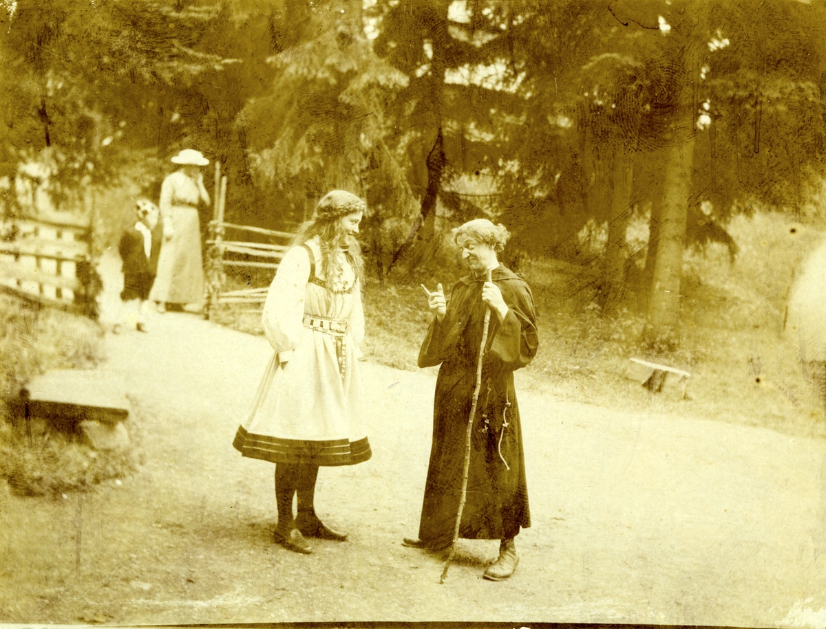 St. Hansfest, Norsk Folkemuseum 1916. Fra teaterforestillingen "Bruderanet". To av skuespillerne med publikum i bakgrunnen.