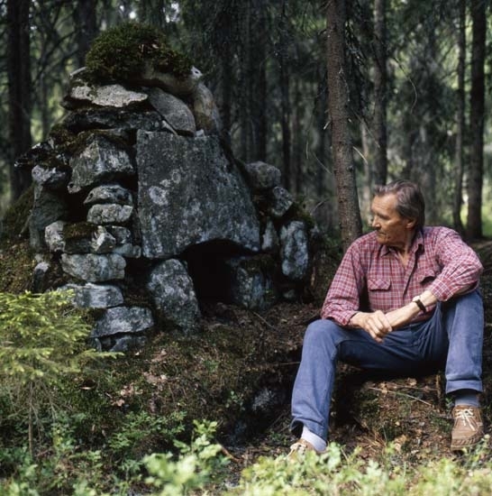 Hilding sitter vid Kojmuren, Hälsenskogarna 13 juni 1990.