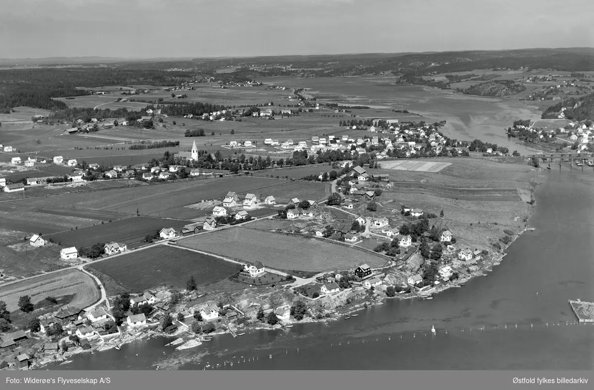 Flyfoto av Valle i Rolvsøy 1956, til høyre ser vi litt av Nesholmen lense. Brinchs landhandel og Bergs kolonial, Lisleby.