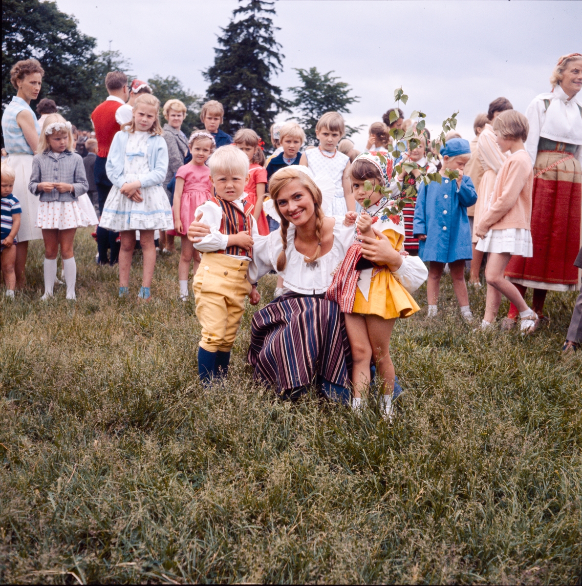 Kvinna avbildad vid midsommarfirandet på Tingsvallen.