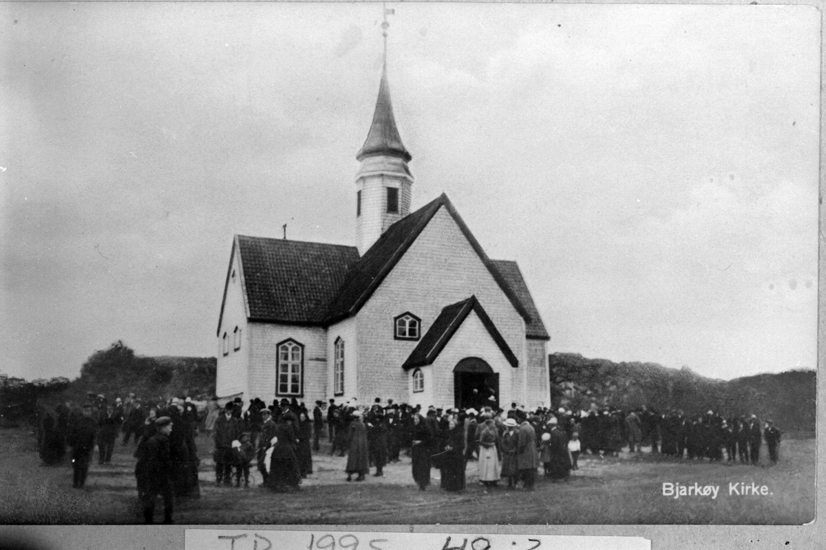 Kirkegjengere foran Bjarkøy kirke.