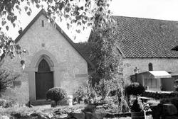 St. Olavskapellet på Borgarsyssel museum, med urtehagen i fo