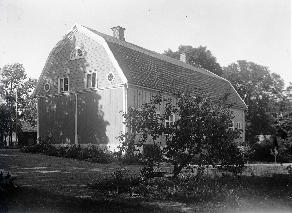 Huvudbyggnaden från trädgården i Hägerum.