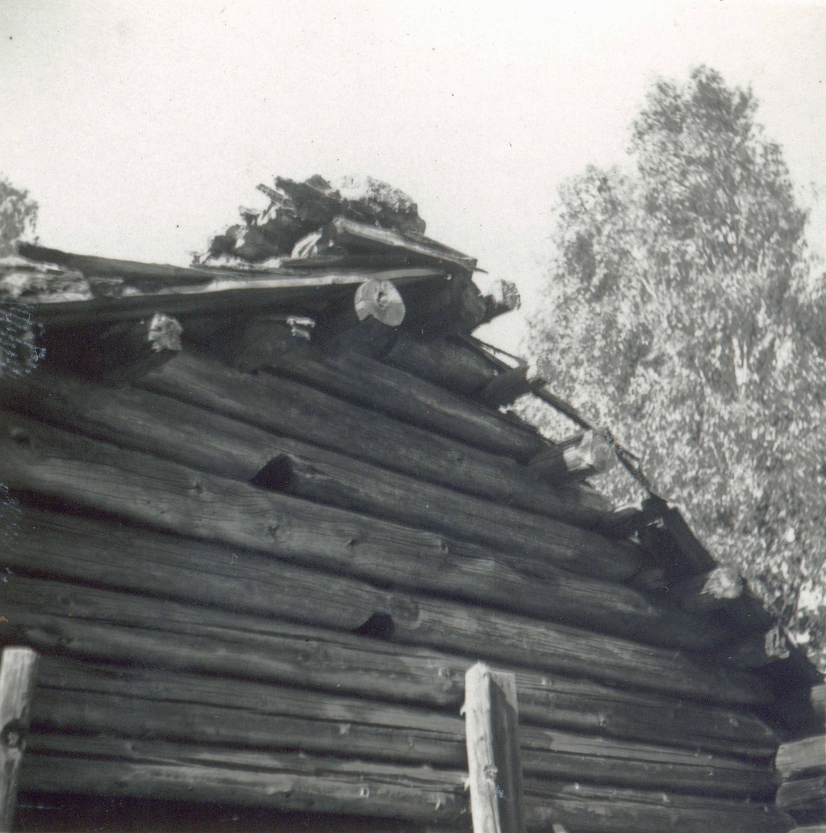 Bod med korsknutar och liggtimmer vid Avesjön, mellan Fogelfors och Grönskåra.