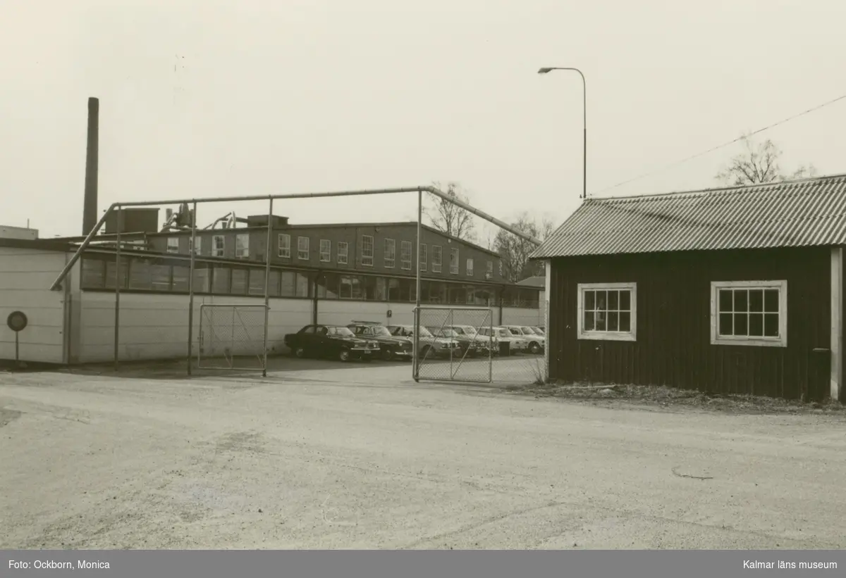AB Bröderna Sandgrens Trätoffelfabrik med parkering och stängsel i Påryd.