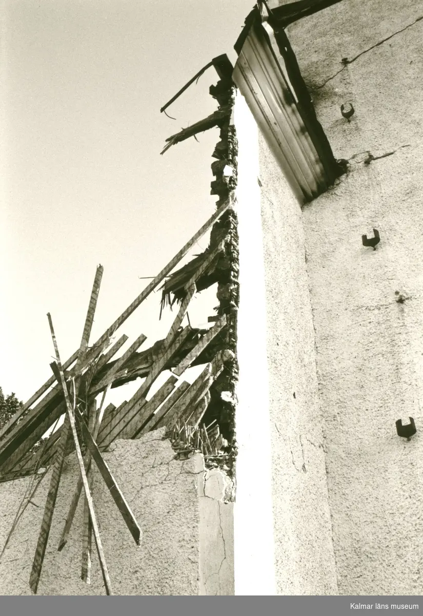 Hälleberga kyrka: Brandorsaken var ett elfel. Branden var 1976-10-18.