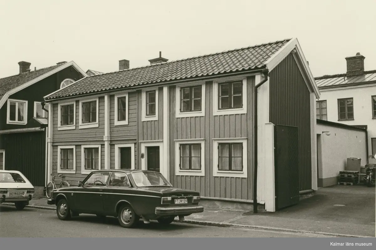 Byggnadsinventering juni 1974, bostadshus med fasad mot Storgatan. Bilderna är tagna inom ramen för Kalmar kommuns inventering av Kvarnholmens bebyggelse 1974 och skänkta till länsmuseet.