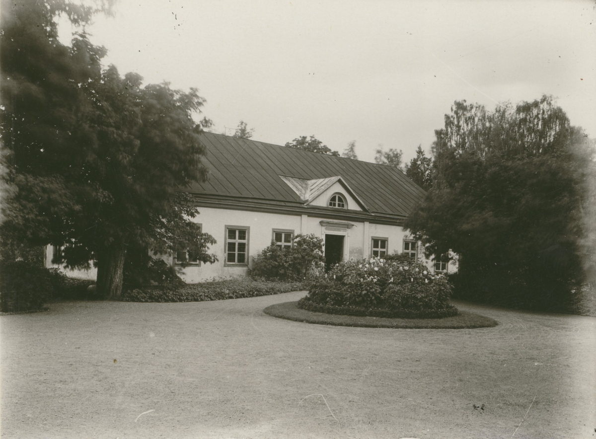 Detta är den södra flygeln i Falsterbo, det är en av dem få byggnader som sparades vid rivningen på 1950-talet. Huset flyttades några meter och fungerar som herrgårdens nuvarande huvudbyggnad.