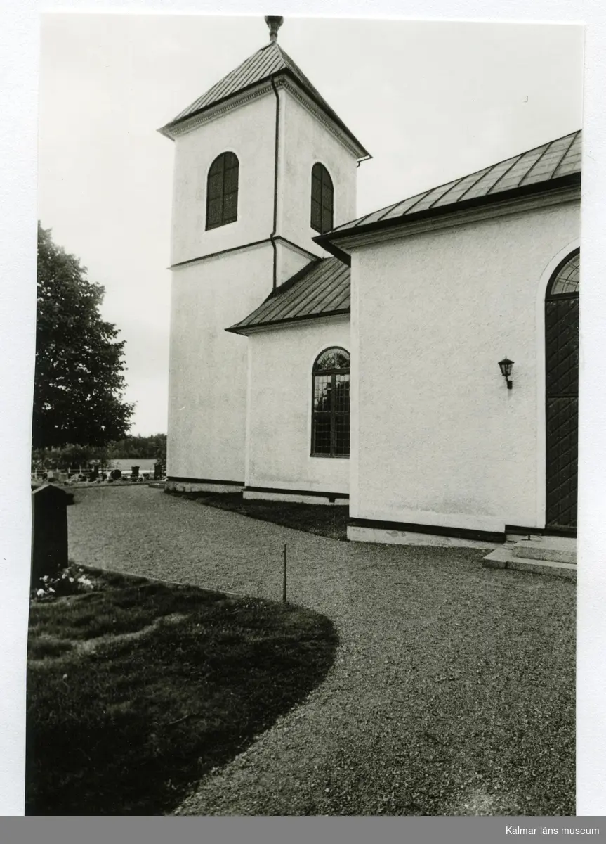 Hälleberga kyrka innan branden 1976.