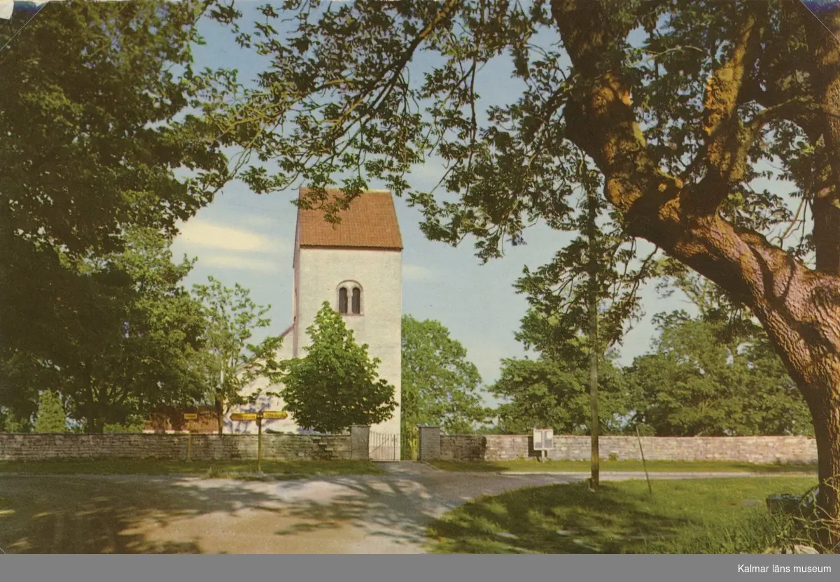 Vykort med motiv av Långlöts kyrka.

Långlöts kyrka är belägen på en sluttning mot Östersjön. Den är en salkyrka med rakslutet kor. Sakristian är vidbyggd på korets nordsida och torn vid västgaveln. Tornet är förskjutet mot söder i förhållande till långhusets mittaxel. Ingång i väster via tornets bottenvåning samt mitt på sydfasaden. 1795-96 omvandlades kyrkan till den nuvarande salkyrkan. Av den ursprungliga medeltida klövsadelskyrkan tillkom ettappvis under 1100-talet och första hälften av 1200-talet. Återstår västtornet liksom murverk i södra långsidan och delar av östgaveln. Valven förstördes, de kvarstående väggarna sänktes. Långhuset utvidgades åt norr, varför tornet kom att stå förskjutet åt söder. Sakristian tillkom 1855. Långlöt är en av de få öländska kyrkorna som inte fått sitt torn förändrat efter medeltiden; klockvåningen är bevarad med rundbågiga ljudpluggar från cirka 1200, försedda med mittkolonett. Byggnadskropparna har skilda sadeltak. De vitputsade murarna genombryts av stora rundbågiga fönster. Kyrkans nyklassicistiska, ljusa inre täcks av ett trätunnvalv. Interiör och inredning är väl bibehållen.