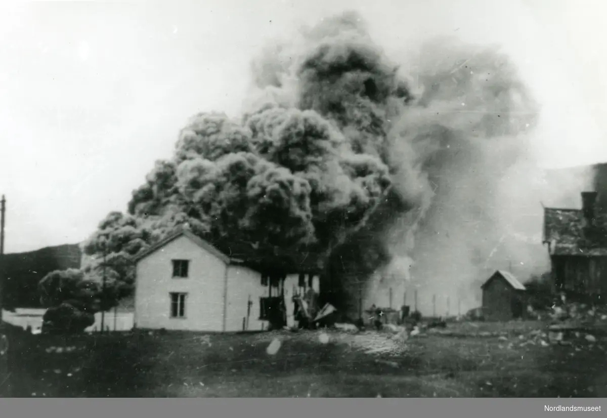 BOMBING AV BOLIGHUS I NARVIK 1940.
