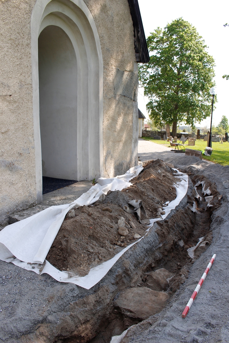 Arkeologisk schaktningsövervakning, grundmuren A, Kungs-Husby kyrka, Kungs-Husby socken, Uppland 2016