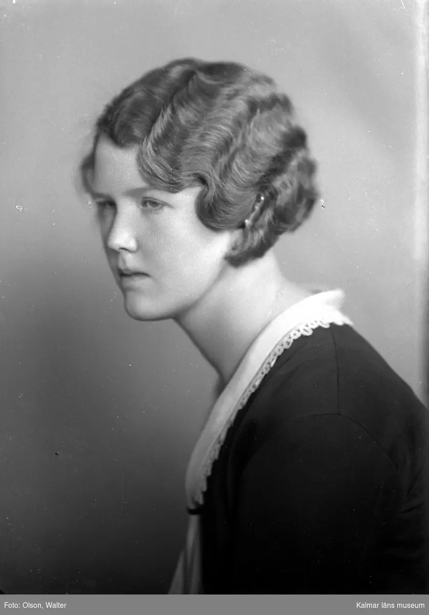 Ateljébild på en kvinna i blus. Enligt Walter Olsons journal är bilden beställd av fröken B Örtendahl.