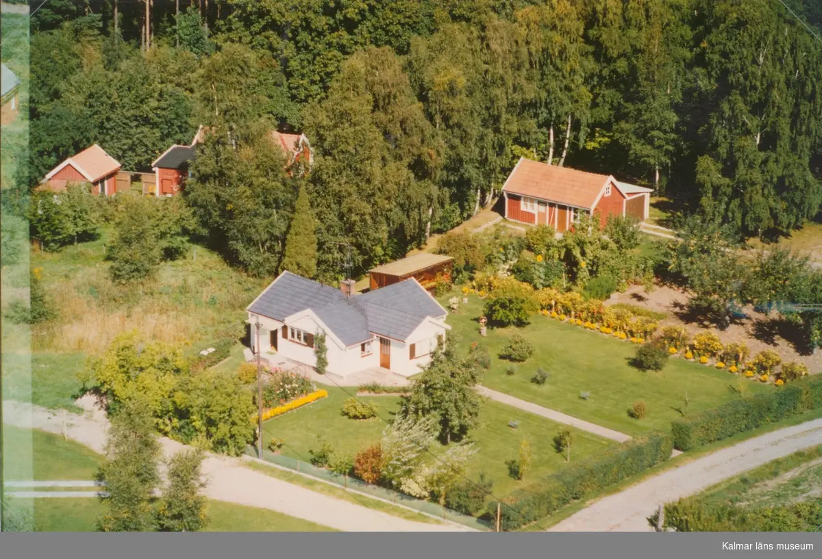 Villa med trädgård, sidobyggnad och uthus, i Mortorp.