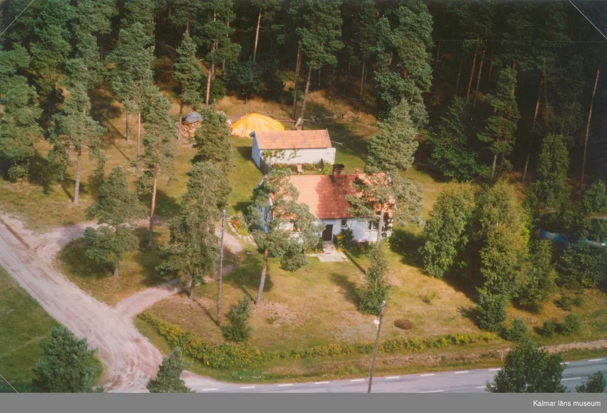 Villa i Mortorp, med trädgård och uthus.