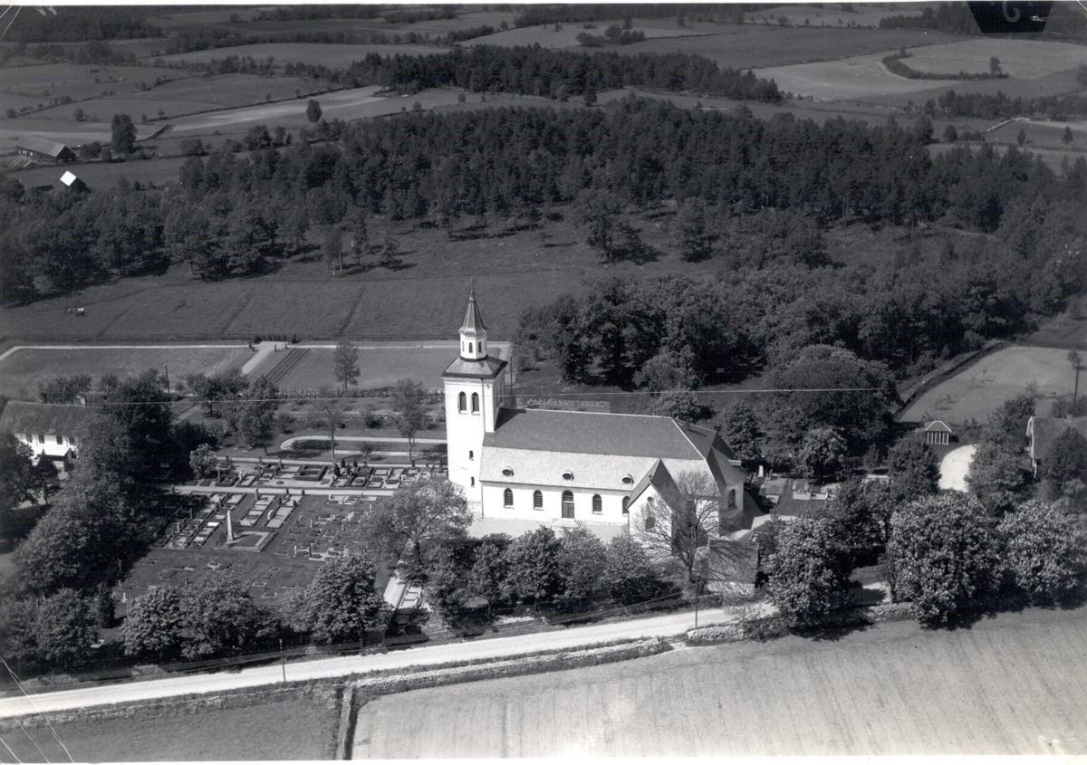 Flygfoto över Läckeby, Kyrkan och kyrkogården.