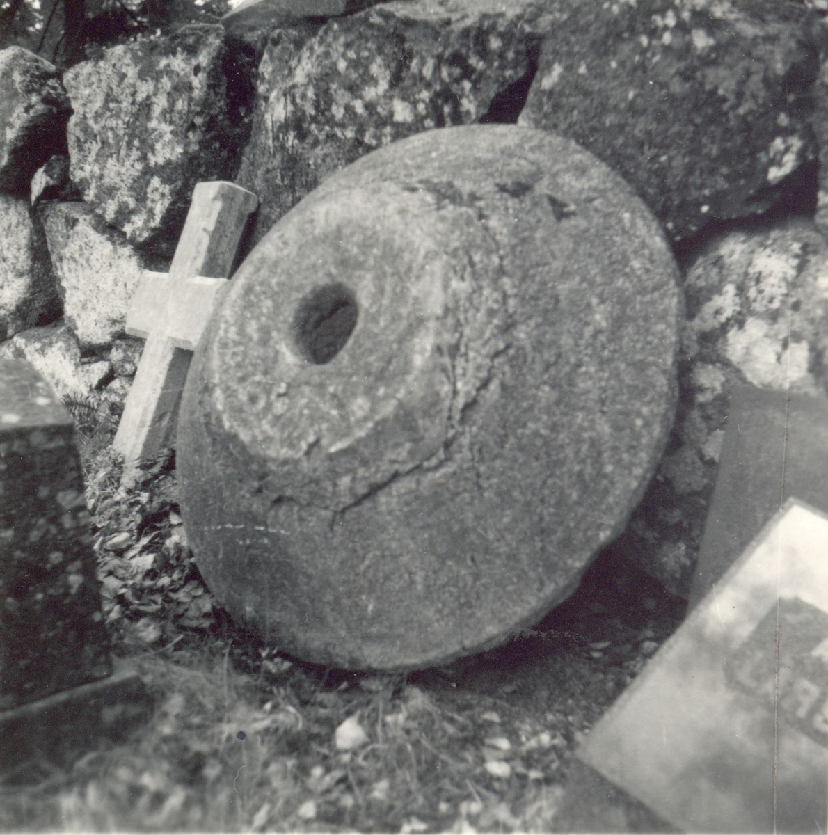 Ett kors och en kuppa i Blackstad socken.

Dopfuntskuppa

Foto M. Hofrén 1947