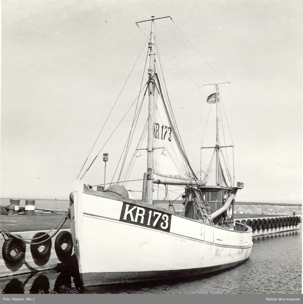 KR173 Carina i hamnen i Kårehamn. Byggd 1959 hos Andersen & Ferdinansen i Gilleleje. Danmark


I förgrunden tjärback med wire och kätting.