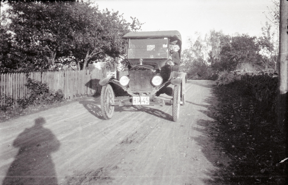 Landsvägen från Grönskåra till läkarbostaden 1923. Doktor Kurt Bergströms automobil år 1923 "Ford".