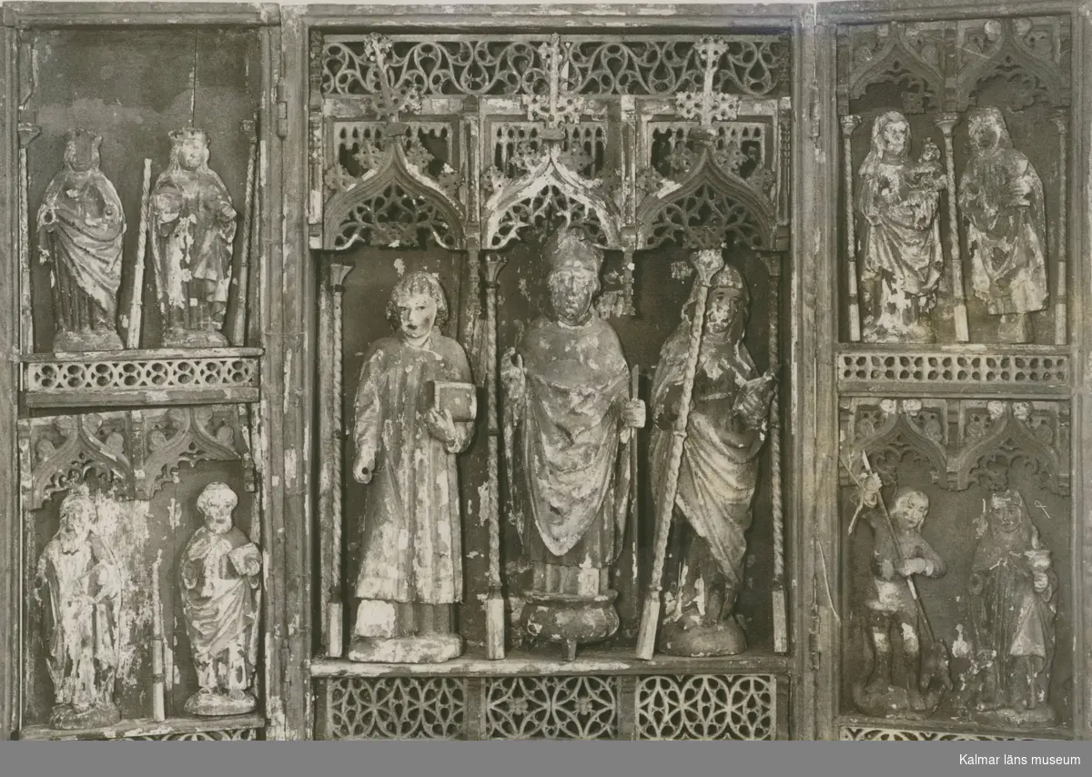 Snidat altarskåp med triptyk från Fagerhults kyrka.