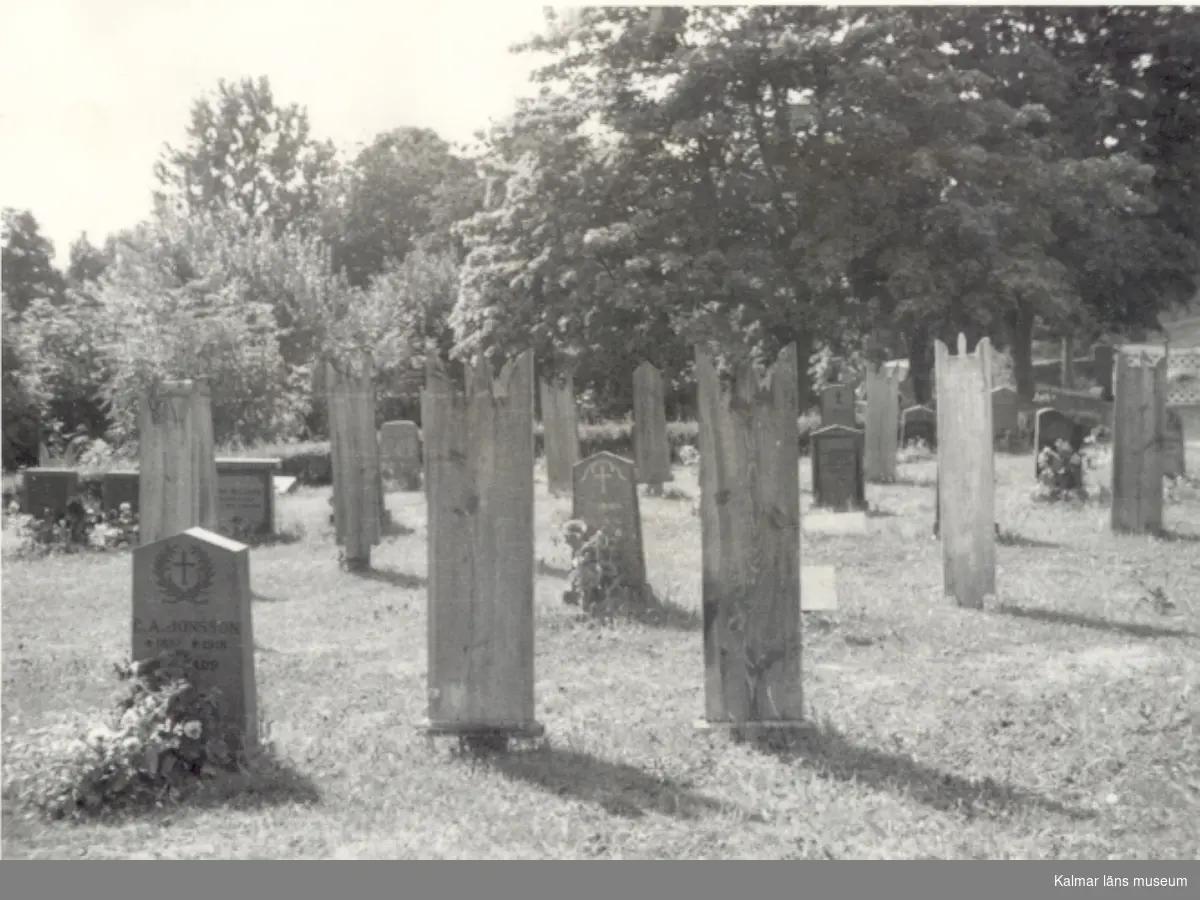 Träkors på kyrkogården i Lönneberga.