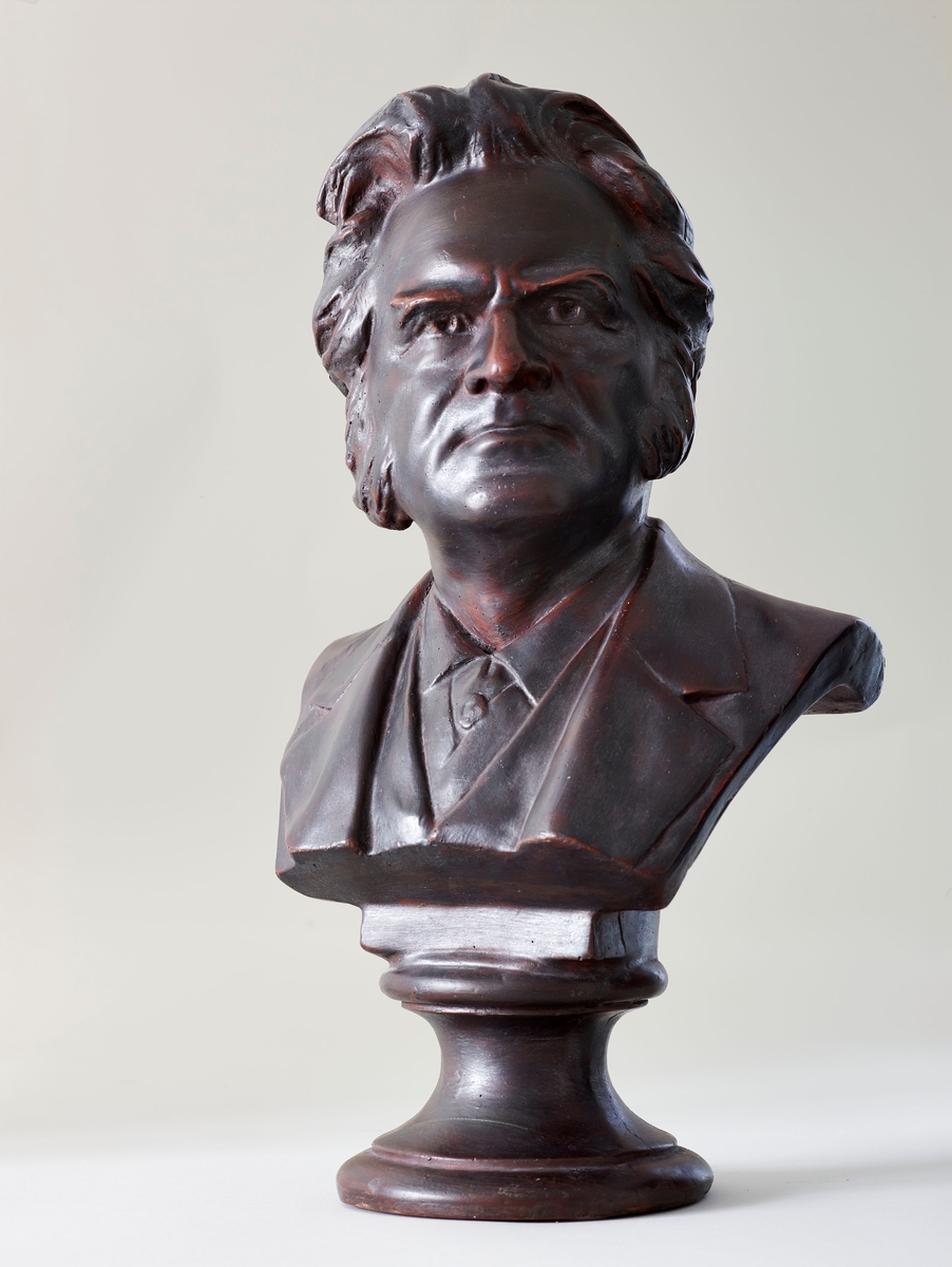 Diktar, dramatikar og samfunnsdebattant.