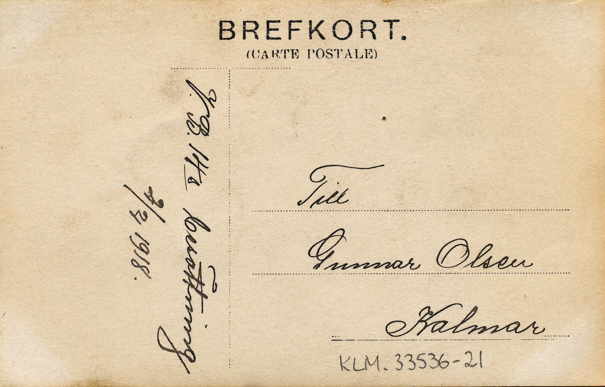 Handskriven text på fotots/vykortets baksida:
"Till Gunnar Olsen Kalmar V. B. 14s besättning 2/4 1918."
