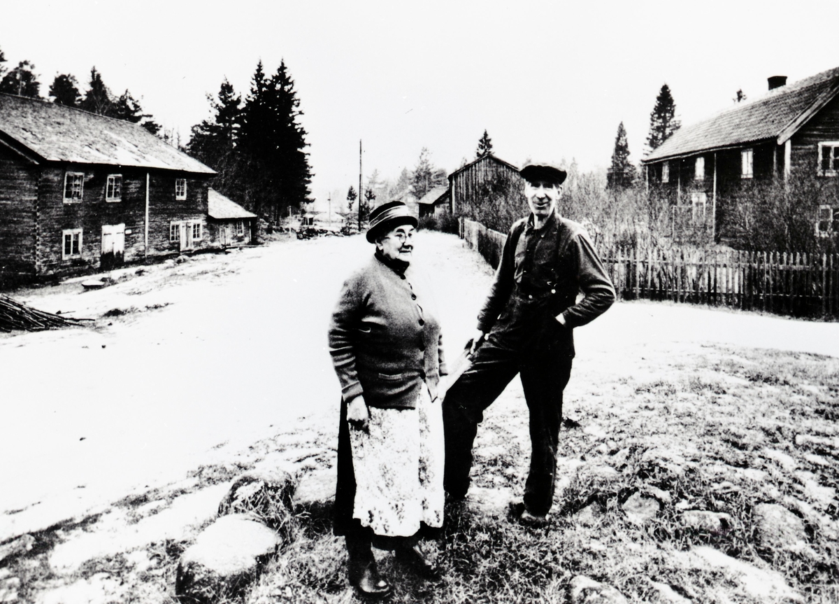 Ösjöfors handpappersbruk. Till vänster pappersbruket och till höger mangårdsbyggnaden från 1700-talet. I förgrunden Ösjöfors två återstående invånare fru Elsa Söderholm (78 år) och förre pappersbruksarbetaren Henrik Karlsson (65 år). Den senare anställd vid pappersbruket innan driften år 1926 nedlades.