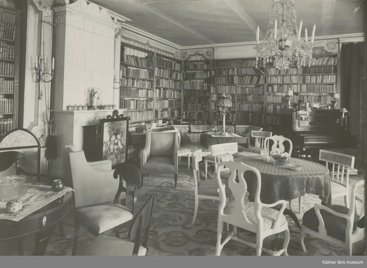 Interiör från biblioteket i Forsby herrgård
